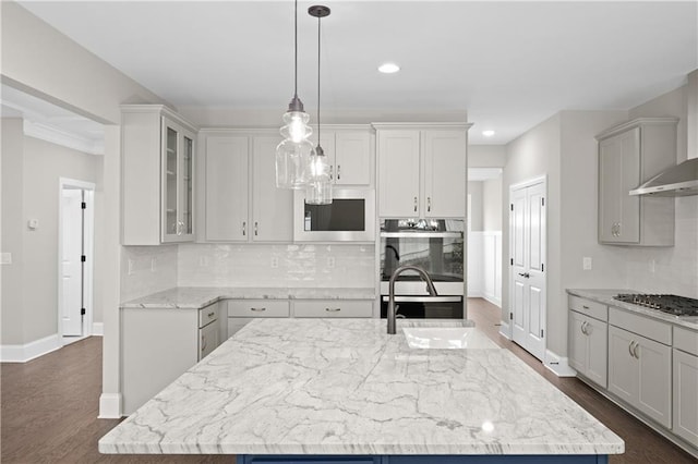 kitchen with stainless steel appliances, a sink, decorative backsplash, dark wood-style floors, and glass insert cabinets