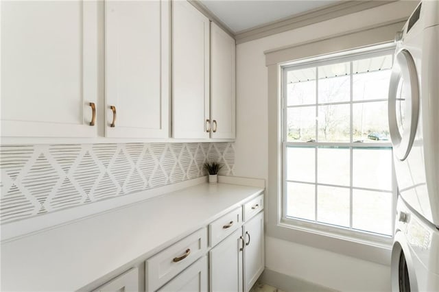 bar with ornamental molding and stacked washer and clothes dryer