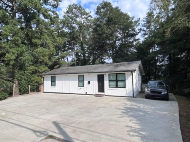 view of front facade with concrete driveway