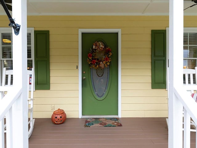 property entrance with covered porch