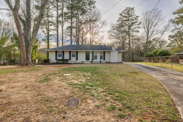 single story home with a front yard