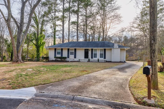 ranch-style house featuring a front yard