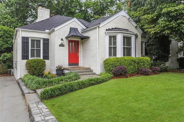 view of front facade featuring a front yard