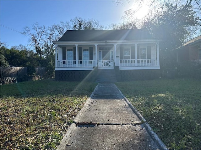 view of front facade featuring a porch and a front lawn