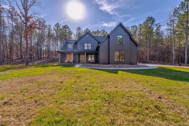 view of front of home featuring a front lawn