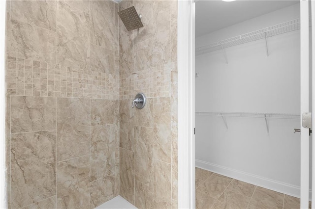 bathroom featuring a tile shower