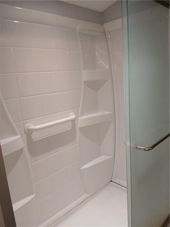 2218 Etowah River Rd, Dawsonville, GA 30534 - full bathroom featuring a stall shower
