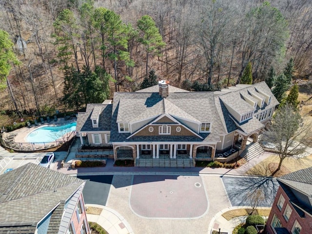 birds eye view of property featuring a forest view