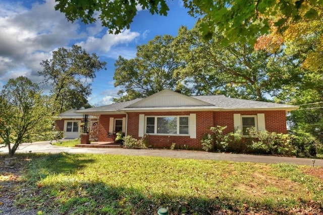 ranch-style house featuring a front lawn