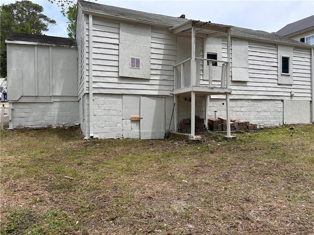 rear view of house featuring a shingled roof