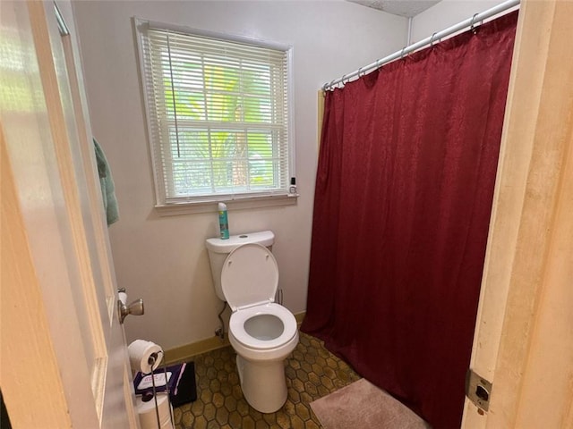 2671 Club Forest Ct SE, Conyers, GA 30013 - full bath featuring toilet, curtained shower, and baseboards