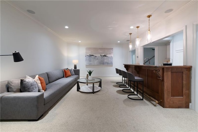 living room with carpet, indoor wet bar, crown molding, recessed lighting, and baseboards