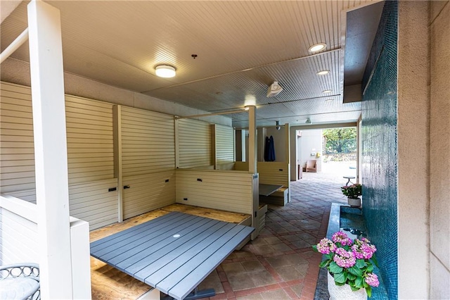 miscellaneous room with recessed lighting