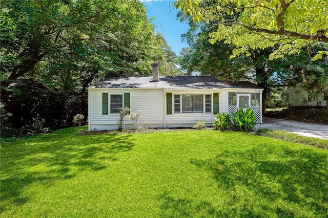 view of front facade with a front yard