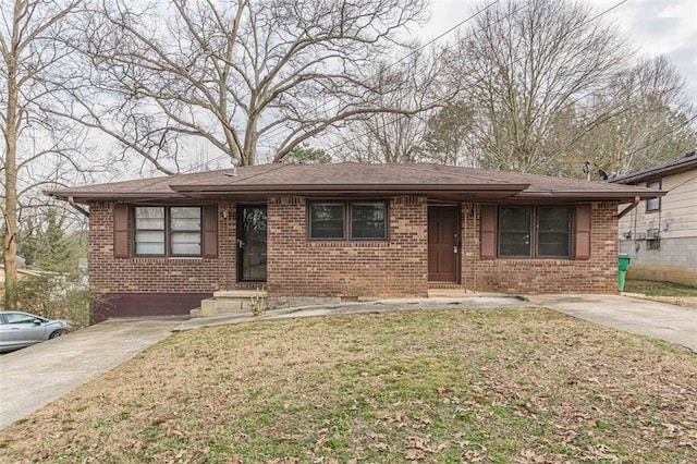 view of front of property with a front yard