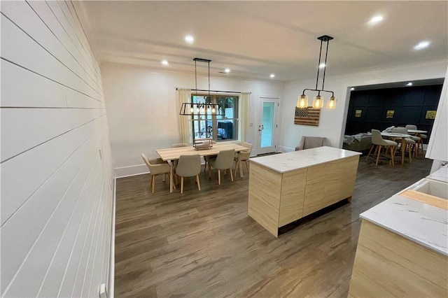 kitchen featuring modern cabinets, recessed lighting, wood finished floors, and decorative light fixtures