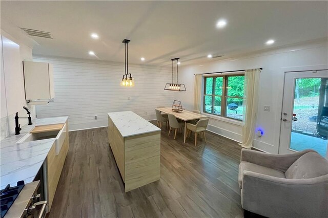 kitchen with visible vents, dark wood-style flooring, modern cabinets, and a healthy amount of sunlight