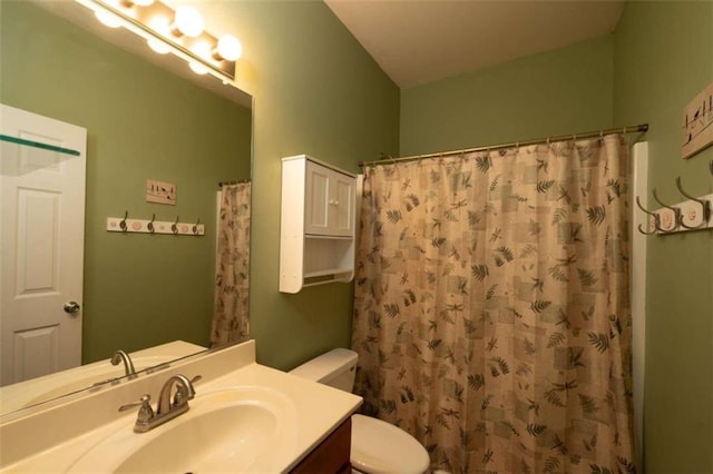 bathroom featuring a shower with curtain, vanity, and toilet