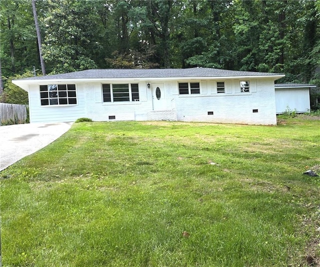 single story home featuring a front lawn