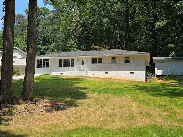 single story home featuring a front lawn