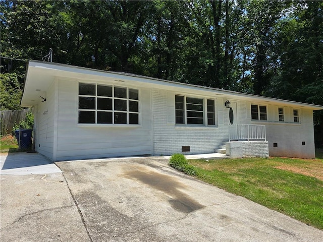 single story home with a front yard