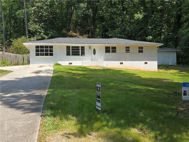 ranch-style home featuring a front lawn