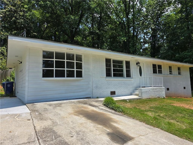 single story home with a front yard