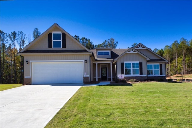 craftsman-style house featuring a front yard