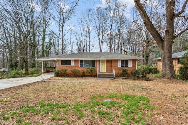 single story home with a carport