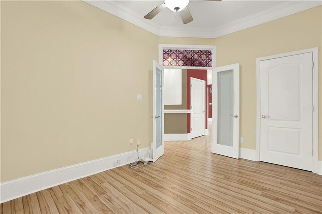 unfurnished bedroom featuring light hardwood / wood-style flooring, ceiling fan, and crown molding