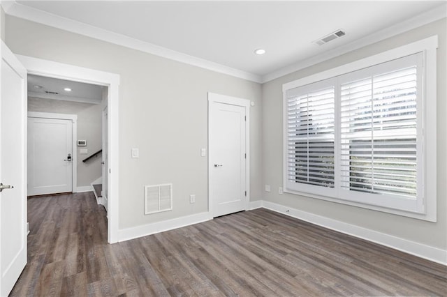 unfurnished bedroom featuring baseboards, visible vents, and ornamental molding