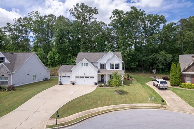 view of front of house featuring a front lawn