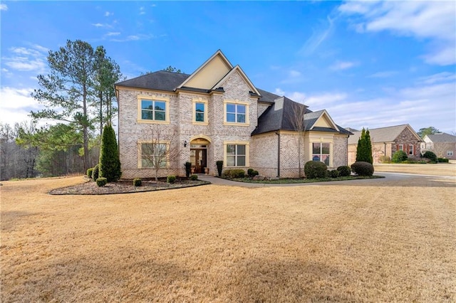 view of front of property featuring a front lawn