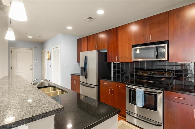 44 Peachtree Pl NE Unit 1824, Atlanta, GA 30309 - kitchen featuring stainless steel appliances, a sink, backsplash, recessed lighting, and an island with sink
