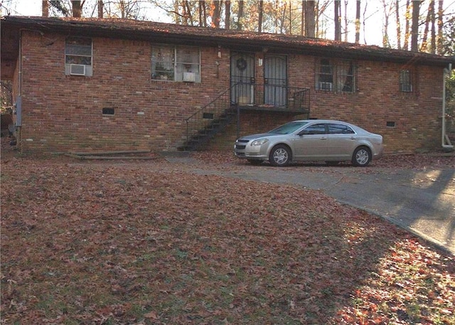 ranch-style house with crawl space, brick siding, and driveway