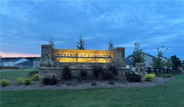 community sign with a yard