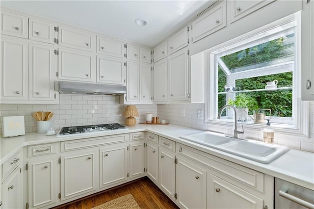 6960 Hunters Branch Dr, Atlanta, GA 30328 - kitchen featuring gas cooktop, under cabinet range hood, dark wood-type flooring, and plenty of natural light