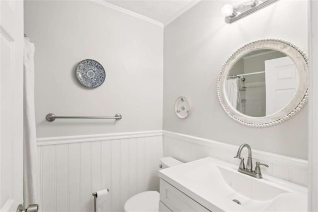 bathroom featuring toilet, a shower with curtain, crown molding, a textured ceiling, and vanity