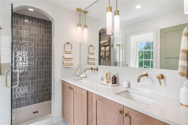 kitchen with sink, hanging light fixtures, a notable chandelier, appliances with stainless steel finishes, and light wood-type flooring