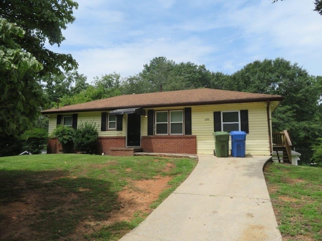 view of front of home with a front lawn