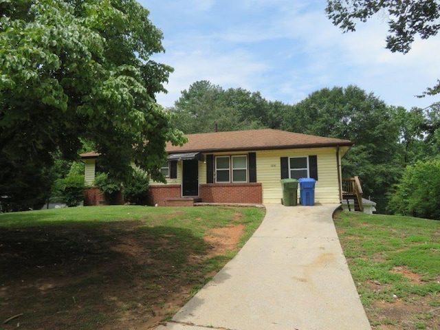 view of front of property with a front lawn