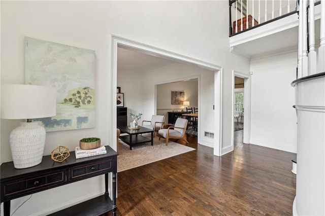 entryway featuring visible vents, dark wood finished floors, and baseboards