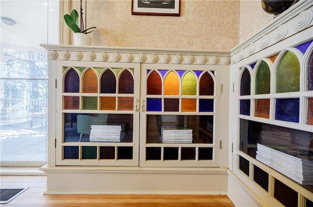 interior details with visible vents and wallpapered walls