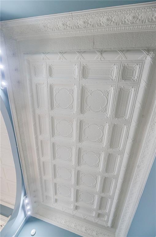 room details featuring arched walkways