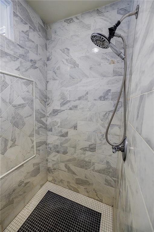 bathroom featuring tiled shower