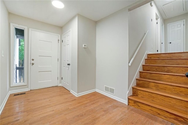 foyer entrance featuring light wood-type flooring, visible vents, and baseboards