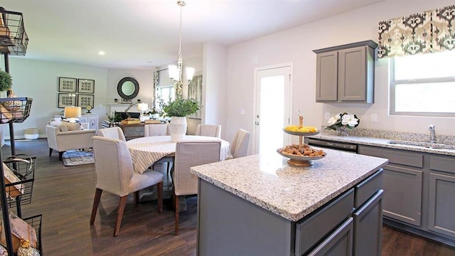 kitchen featuring a center island, an inviting chandelier, sink, dark hardwood / wood-style floors, and gray cabinets