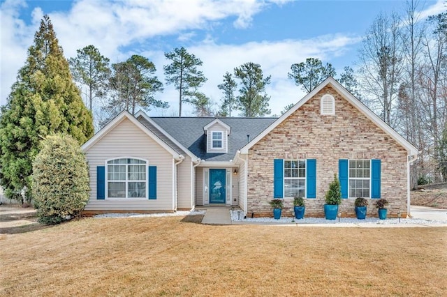 view of front of home featuring a front yard