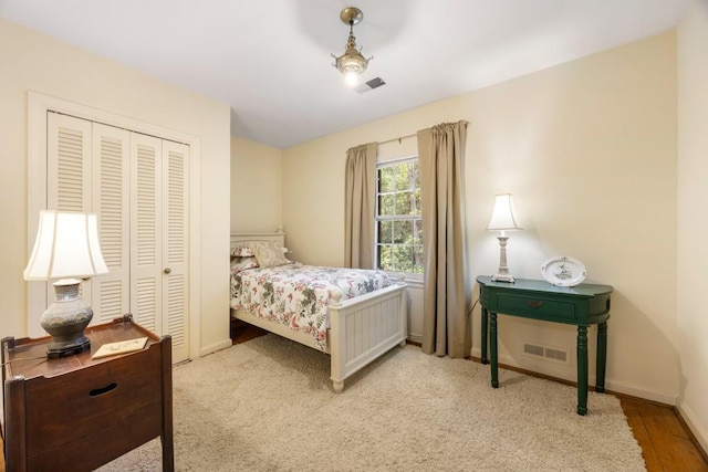 bedroom with ceiling fan, a closet, and light wood-type flooring