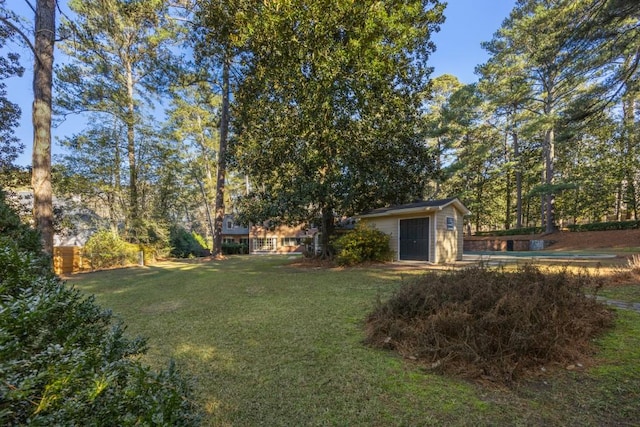 view of yard featuring an outbuilding